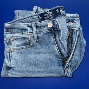 Hollister Ultra High-Rise Mom Jeans – Waist 26, Length 27